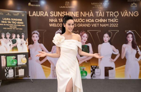 Dàn Miss Grand Vietnam 2022 sánh bước bên thương hiệu Laura Sunshine